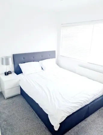 4 Bedroom House LONDON Отели рядом с достопримечательностью «Хэрроу»