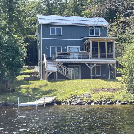 Newer Construction waterfront house with AC and WiFi in Barnstead Отели в г. Барнстед