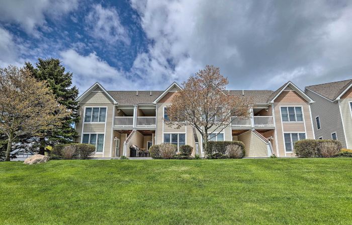 Bright Manistee Condo w/ Beach + Pool Access!