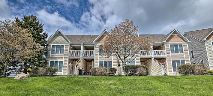 Bright Manistee Condo w/ Beach + Pool Access! Hotels in Manistee