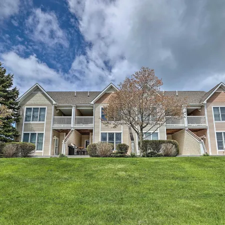 Bright Manistee Condo w/ Beach + Pool Access!