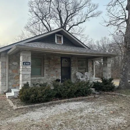 Charming 2-bedroom farmhouse in peaceful Joplin