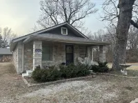 Charming 2-bedroom farmhouse in peaceful Joplin
