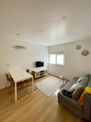Modern Apartment in São Martinho: 5 Min from the Beach, Pool, Parking