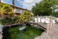 Spacious N.London Mansion w/Heated Pool, Games Room, Pool House & Tennis Court Hotels in Hertsmere District