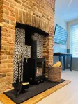 Central Gem With Cute Courtyard Garden, Rolltop Bath & log Burner