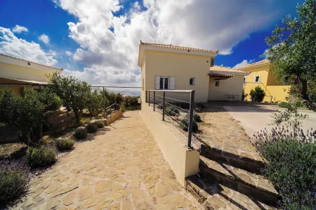 VACATION HOME BY THE SEA ON A HILL ABOVE THE BEACH, FANTASTIC PANORAMA Отели рядом с достопримечательностью «Rimon Reza»