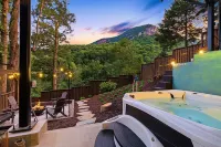 StayInOurSpace- Romantic getaway with views, walk to downtown, Hot tub, fire pit
