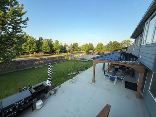 Relaxing 4-bedroom Retreat with Cozy Patio in Sioux Falls & 2 full kitchens