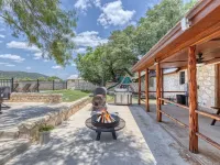 Ringers Lodge   Spacious 6-bedroom house on the River in charming Concan Hotels in Concan