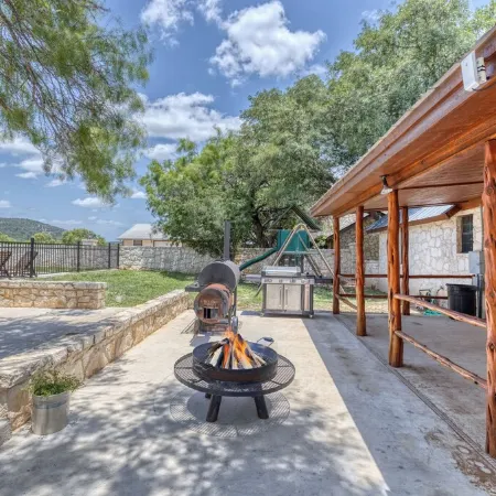 Ringers Lodge   Spacious 6-bedroom house on the River in charming Concan
