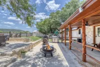 Ringers Lodge   Spacious 6-bedroom house on the River in charming Concan