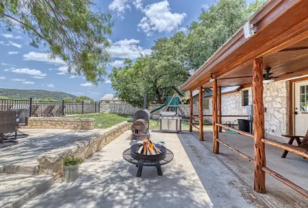 Ringers Lodge   Spacious 6-bedroom house on the River in charming Concan