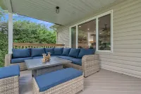 Muskoka Retreat-Sparrow L. Clean Reno'd CAC Sunsets Shallow sandy entry Sleeps 8 Hotels in Severn