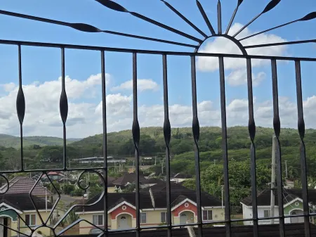 Charming 1-bedroom house in Falmouth with WiFi, AC and 24/7 security.