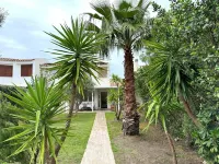 Villa surrounded by greenery in beautiful condominium 10 minutes from the beach