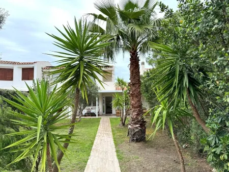 Villa surrounded by greenery in beautiful condominium 10 minutes from the beach