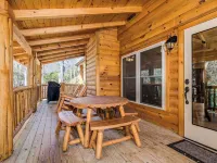 LOG HOME - NEXT TO CREEK / FIREPLACE / HOT TUB / HIKING TRAILS / PET FRIENDLY Hotels in Broad River