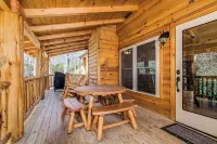LOG HOME - NEXT TO CREEK / FIREPLACE / HOT TUB / HIKING TRAILS / PET FRIENDLY