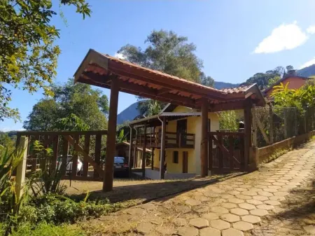 Country house facing the Baú stone Отели в г. Сан-Бенту-ду-Сапукаи
