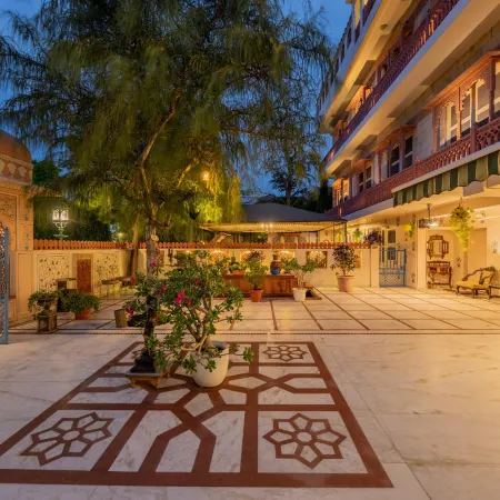 Suryaa Villa - A Boutique Heritage Hotel Отели рядом с достопримечательностью «Бирла Мандир»