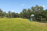 Stunning 6 Bedroom vacation home with pool & hot tub 5 minutes from Frio River!