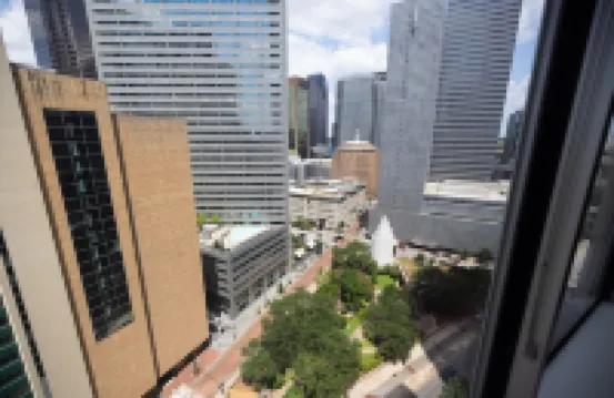 Cozy Retreat with Rooftop Pool, Parking, and Spacious Comfort