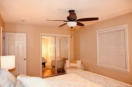 Cozy, stylish spot with great amenities—walk to food, shops & 15 min DEC airport Отели рядом с достопримечательностью «Парк Гудвин»