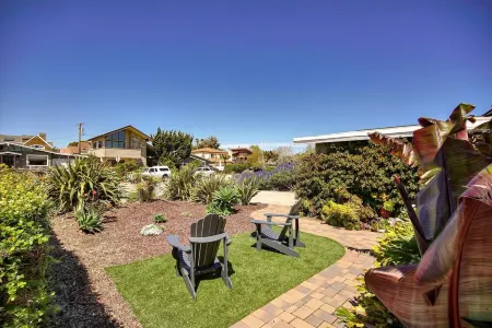 Fantastic Location, Steps to Ocean, Clean Comfortable House...