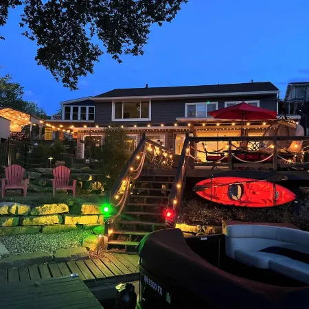 Slice of Heaven Lake Front Cottage with Hottub, Fire Pit, Kayaks & Dog Friendly!
