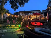Slice of Heaven Lake Front Cottage with Hottub, Fire Pit, Kayaks & Dog Friendly! 니미질라 저수지 주변 호텔