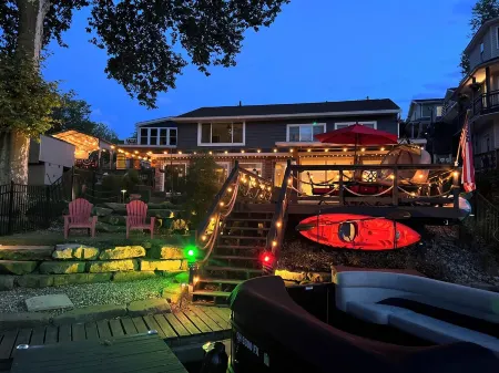 Slice of Heaven Lake Front Cottage with Hottub, Fire Pit, Kayaks & Dog Friendly!