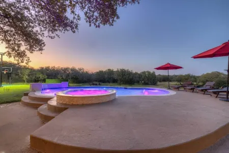 Oakridge Ranch: Pool + Hot-tub, Pickleball Court, Whiskey & Wine Room!