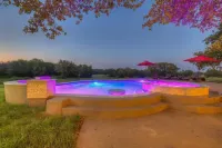 Oakridge Ranch: Pool + Hot-tub, Pickleball Court, Whiskey & Wine Room! Hotel a Johnson City