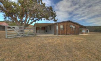 Ohana Ranch Cabin - 12 Minutes to Historic Main St
