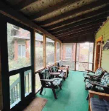 Classic Chelsea Cottage on the Gatineau River and along the famous Chelsea Trail