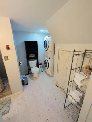 Charming  1-bedroom apartment in peaceful Dayton with WiFi, AC. Hotels in Dayton