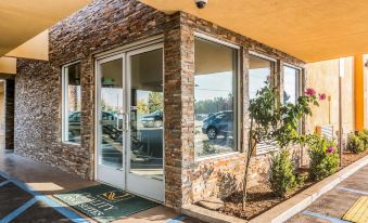 Quality Inn & Suites Near Downtown Bakersfield