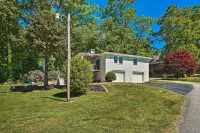 Hayesville Lake Getaway w/ Balcony & Mtn Views! - 3-Star