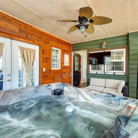 Cleveland Cabin w/ Private Hot Tub ~ 7 Mi to Helen