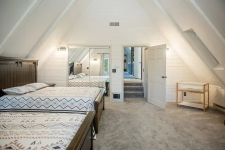 Pikes Peak Views • Sleeps 10• Hot Tub • Wood Fireplace • 5 Acre Retreat