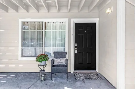 Walking distance to KSU Stadium