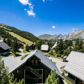 Holiday Home in Joue du Loup near Shops Отели в г. Ле Деволюи