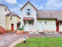 House in Monflanquin by the Lake & Pool Hotels in Monflanquin
