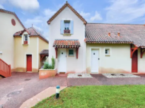 House in Monflanquin by the Lake & Pool