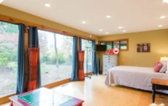 Beautiful home- near the University-large outdoor spaces and a hot tub.