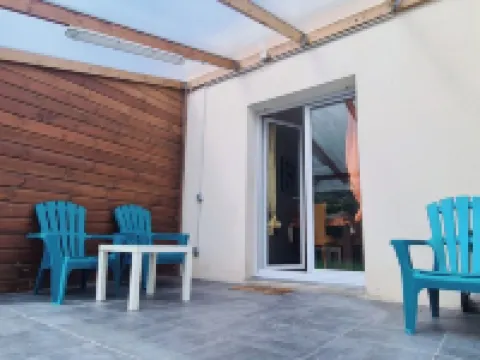 Lovely House with Private Parking/Covered Terrace Close to Beaches and Amenities. Hotels in Douarnenez