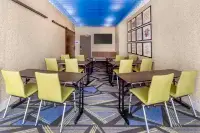 Holiday Inn Express & Suites MILWAUKEE – WEST ALLIS by IHG - 3-Star