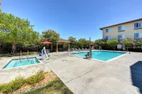 Holiday Inn Express & Suites MANTECA CITY CENTER by IHG - Pools