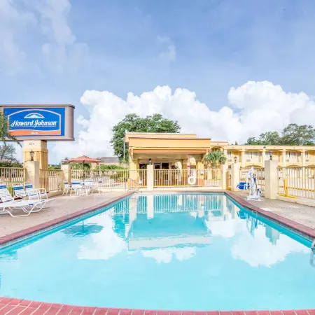 Howard Johnson by Wyndham Historic Lake Charles Отели рядом с достопримечательностью «Север Бич»